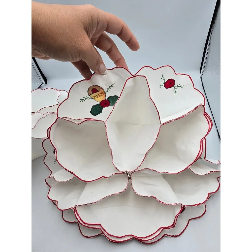 Christmas basket‎ liners Bun Warmers Set of 2 White Red Embroidered Linens